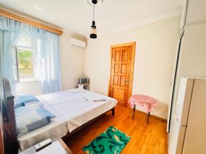 Postel nebo postele na pokoji v ubytování Dato's GuestHouse