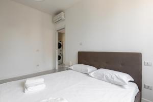 Posteľ alebo postele v izbe v ubytovaní Garibaldi & Gae Aulenti Modern Apt with Private Parking!
