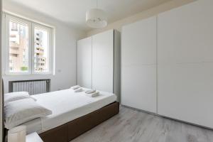 Posteľ alebo postele v izbe v ubytovaní Garibaldi & Gae Aulenti Modern Apt with Private Parking!