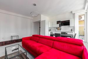 Televízia a/alebo spoločenská miestnosť v ubytovaní Garibaldi & Gae Aulenti Modern Apt with Private Parking!