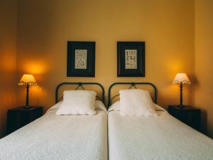 Een bed of bedden in een kamer bij Hotel Rural La Casa Amarilla