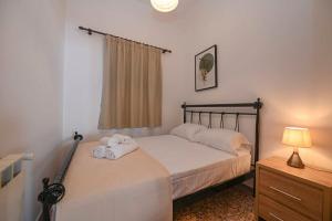 sypialnia z łóżkiem i dwoma ręcznikami na nim w obiekcie Η όμορφη Κώμη - Beautiful Komi spacious apartment w mieście Kómi