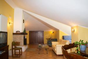 ein Wohnzimmer mit einem Sofa und einem TV in der Unterkunft Casa Tronola in Laceno