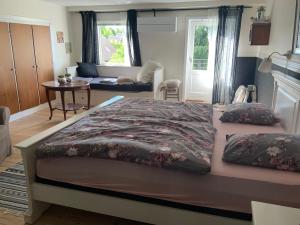 - une chambre avec un grand lit et un salon dans l'établissement Den Gamle Apotekergaard, à Høng