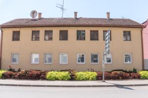 ein Gebäude mit einem Straßenschild davor in der Unterkunft Gerardus Apartmani in Vršac