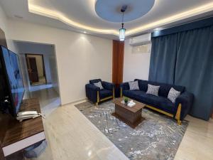 a living room with a couch and a table at فيو إن للشقق الفندقية - المحالة in Abha