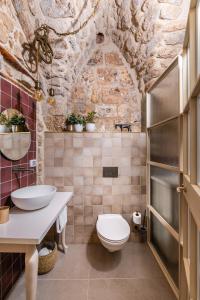 A bathroom at Jozefin Még 37 kép