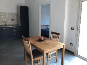 un tavolo in legno con sedie e un piatto di frutta di Gateway to Sinis a Baratili San Pietro