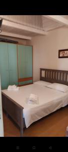 um quarto com uma cama grande e lençóis brancos em Villa Medi em Lesina