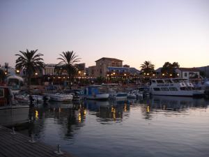 un grupo de barcos atracados en un puerto deportivo al atardecer en Blue Pearl holiday apartments with pool in kato paphos, en Pafos
