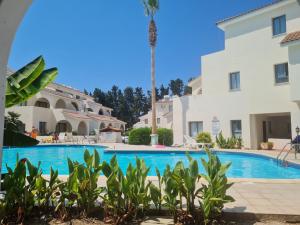 una piscina frente a un edificio en Blue Pearl holiday apartments with pool in kato paphos, en Pafos
