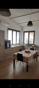 uma cozinha com mesa e cadeiras num quarto em Villa Medi em Lesina