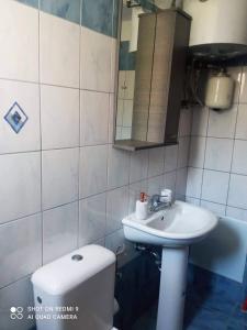 Koupelna v ubytování Vasilis Travlos apartment + 17 fotografií
