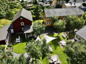 una vista aérea de una casa con patio en Valldal Fjord Lodge B&B, en Valldal