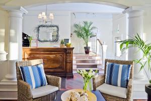 a living room with two chairs and a table at Newport Beach Hotel in Newport Beach