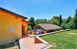dom z altaną na dziedzińcu w obiekcie Gorgeous Home In Globocec Ludbrecki w mieście Čukovec