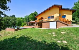 dom z dużym ogródkiem przed nim w obiekcie Gorgeous Home In Globocec Ludbrecki w mieście Čukovec +37 zdjęć