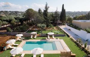 una imagen de una villa con piscina y sombrillas en Villa Sardella, en Monopoli