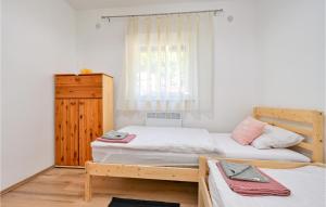 1 Schlafzimmer mit 2 Etagenbetten und einem Fenster in der Unterkunft Beautiful Home In Globocec Ludbrecki With Heated Swimming Pool in Čukovec