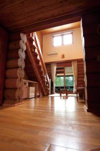 南富良野町にあるかなやま湖ログホテルラーチ のウッドフロアの広い客室で、階段を利用します。