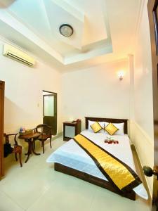 1 dormitorio con 1 cama con reloj en el techo en NAMA HOTEL - Ninh Kieu Center en Can Tho