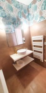 Résidence Prestige, Calme & Terrasse Ensoleillée في غرونوبل: حمام مع حوض ومرآة