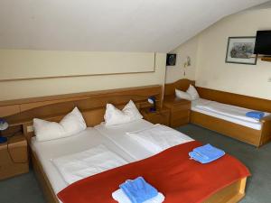 Łóżko lub łóżka w pokoju w obiekcie Hotel Fraganterwirt