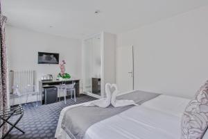 維琪的住宿－米德蘭之家酒店，卧室配有白色的床和书桌