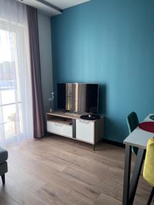 Televízia a/alebo spoločenská miestnosť v ubytovaní Apartament No. 26 Nad Iławką