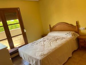 a bedroom with a bed and a window at Junto a la playa y vistas espectaculares in Los Alcázares