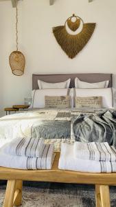Kávallos的住宿－Linari Bohemian Living，一间卧室配有一张大床和两个枕头