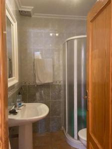 a bathroom with a sink and a shower at Junto a la playa y vistas espectaculares in Los Alcázares