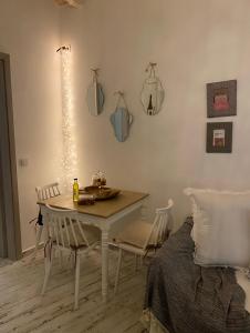 a dining room with a table and chairs and a bed at Linari Bohemian Living in Kávallos