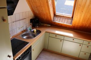 Ferienwohnung "Siggi" في Winsen: مطبخ صغير مع حوض ونافذة