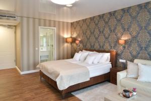 A bed or beds in a room at TI Hotel