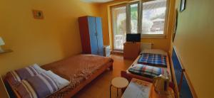 Μια τηλεόραση ή/και κέντρο ψυχαγωγίας στο Pokoje Gościnne Ibiza