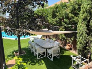 The swimming pool at or close to La Amapola