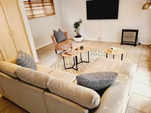 Khu vực ghế ngồi tại Finna's lovely 1-bedroom open plan vacation home.