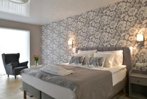 A bed or beds in a room at TI Hotel