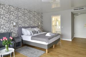 A bed or beds in a room at TI Hotel