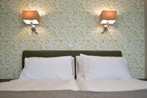 Una cama o camas en una habitación de TI Hotel