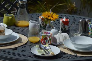 una mesa con platos y tazas en una mesa en The Waterside Rooms, en Annan