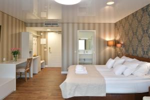 A bed or beds in a room at TI Hotel