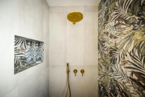 y baño con ducha con cabezal de ducha. en Modern Studio Apt w Balcony in Heart of Tel Aviv by Sea N' Rent, en Tel Aviv