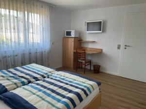 Postel nebo postele na pokoji v ubytování Gästehaus Murgtalblick