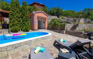 una piscina con mesa y sillas junto a una casa en Awesome Home In Pasjak With Outdoor Swimming Pool, en Pasjak