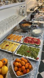 ein Buffet mit vielen verschiedenen Arten von Speisen vorhanden in der Unterkunft Hotel Bogliaco in Gargnano
