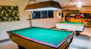 Biliár nebo kulečník v ubytování Tanoa Skylodge Hotel