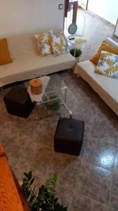 - un salon avec un canapé et une table basse dans l'établissement Casa Joana, à Canyelles