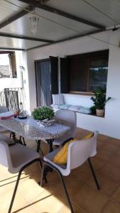 a dining room with a table and chairs in a room at Casa Joana in Canyelles